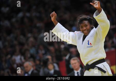 Die französische Clarisse Agbegnenou (Weiß) tritt beim IJF Grand Slam International Turnier im Bercy Stadium in Paris am 5. Februar 2011 in der Kategorie Frauen -52 kg an. Foto von Christophe Guibbaud/ABACAPRESS.COM Stockfoto