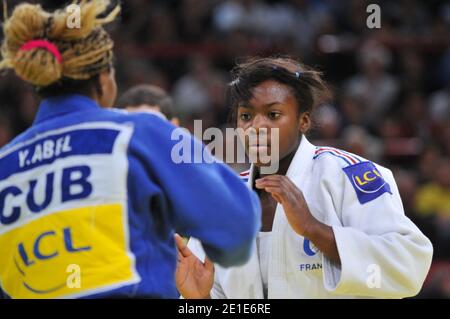 Die französische Clarisse Agbegnenou (Weiß) tritt beim IJF Grand Slam International Turnier im Bercy Stadium in Paris am 5. Februar 2011 in der Kategorie Frauen -52 kg an. Foto von Christophe Guibbaud/ABACAPRESS.COM Stockfoto