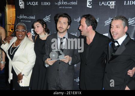 Die Besetzung von Miam Miam (Firmine Richard, Alka Balbir, Edouard Baer, Lionel Abelanski und Atmen Kelif) posieren mit ihrem Best Theatre Play Award während der Globes de Cristal Zeremonie im Le Lido in Paris, Frankreich, am 7. Februar 2011. Foto von Mireille Ampilhac/ABACAPRESS.COM Stockfoto