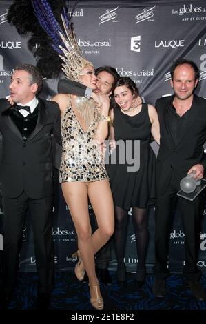 (L-R) Atmen Kelif, Edouard Baer, Diane Bonnot und Lionel Abelanski posieren mit ihrem Preis bei der Globes de Cristal Zeremonie im Le Lido in Paris, Frankreich, am 7. Februar 2011. Foto von Nicolas Genin/ABACAPRESS.COM Stockfoto