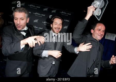 (L-R) Atmen Kelif, Edouard Baer und Lionel Abelanski posieren mit ihrem Preis bei der Globes de Cristal Zeremonie im Le Lido in Paris, Frankreich, am 7. Februar 2011. Foto von Nicolas Genin/ABACAPRESS.COM Stockfoto