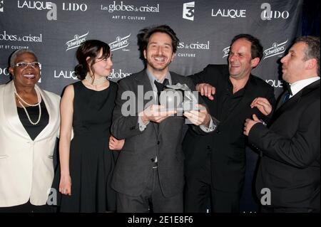 (L-R) Firmine Richard, Diane Bonnot, Edouard Baer, Lionel Abelanski und Atmen Kelif posieren mit ihrem Preis bei der Globes de Cristal Zeremonie im Le Lido in Paris, Frankreich, am 7. Februar 2011. Foto von Nicolas Genin/ABACAPRESS.COM Stockfoto