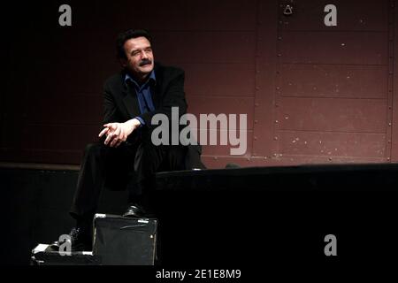 Der französische Journalist Edwy Plenel nimmt an einer von Mediapart organisierten Debatte über das Thema Teil, von Tunis nach Kairo und nach Paris, um empört zu sein, Widerstand zu leisten und um den französischen ehemaligen resistenten und ehemaligen Botschafter und Autor des Bestsellers "Indignez-vous ! Stephane Hessel, in Paris, Frankreich, am 07. Februar 2011. Foto von Stephane Lemouton/ABACAPRESS.COM Stockfoto