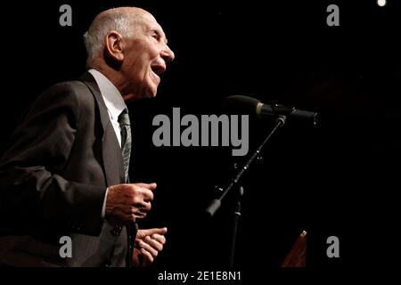 Französisch ehemaligen resistenten und ehemaligen Botschafter und Autor des Bestsellers "Indignez-vous ! Stephane Hessel hält eine Rede während einer von Mediapart organisierten Debatte über das Thema, von Tunis nach Kairo und Paris, empört zu sein, Widerstand zu leisten und zu schaffen, in Paris, Frankreich, am 07. Februar 2011. Foto von Stephane Lemouton/ABACAPRESS.COM Stockfoto