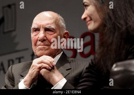 Stephane Hessel und Darina Al-Joundi nehmen an einer von Mediapart organisierten Debatte über das Thema Teil, von Tunis nach Kairo und Paris, um empört zu sein, Widerstand zu leisten und um französische ehemalige resistente und ehemalige Botschafterin und Autorin des Bestsellers "Indignez-vous ! Stephane Hessel, in Paris, Frankreich, am 07. Februar 2011. Foto von Stephane Lemouton/ABACAPRESS.COM Stockfoto