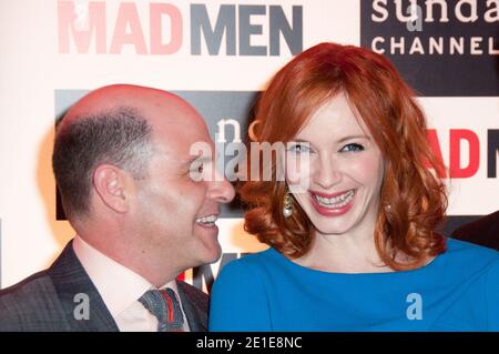 Mad Men-Schöpfer Matthew Weiner und Schauspielerin Christina Hendricks kommen zu der Party im Royal Monceau Hotel zur Premiere von "man Men" am Sundance Channel in Paris, Frankreich, am 8. Februar 2011. Foto von Mireille Ampilhac/ABACAPRESS.COM Stockfoto