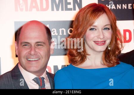 Mad Men-Schöpfer Matthew Weiner und Schauspielerin Christina Hendricks kommen zu der Party im Royal Monceau Hotel zur Premiere von "man Men" am Sundance Channel in Paris, Frankreich, am 8. Februar 2011. Foto von Mireille Ampilhac/ABACAPRESS.COM Stockfoto