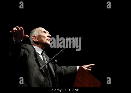 Französisch ehemaligen resistenten und ehemaligen Botschafter und Autor des Bestsellers "Indignez-vous ! Stephane Hessel hält eine Rede während einer von Mediapart organisierten Debatte über das Thema, von Tunis nach Kairo und Paris, empört zu sein, Widerstand zu leisten und zu schaffen, in Paris, Frankreich, am 07. Februar 2011. Foto von Stephane Lemouton/ABACAPRESS.COM Stockfoto