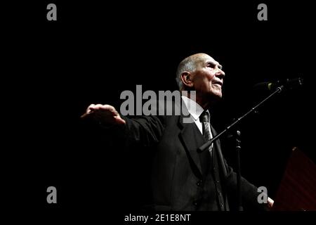 Französisch ehemaligen resistenten und ehemaligen Botschafter und Autor des Bestsellers "Indignez-vous ! Stephane Hessel hält eine Rede während einer von Mediapart organisierten Debatte über das Thema, von Tunis nach Kairo und Paris, empört zu sein, Widerstand zu leisten und zu schaffen, in Paris, Frankreich, am 07. Februar 2011. Foto von Stephane Lemouton/ABACAPRESS.COM Stockfoto