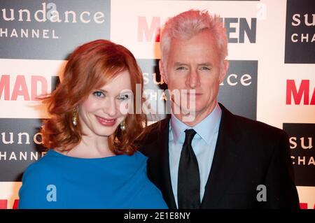 Die Schauspielerin Christina Hendricks und der Schauspieler John Slattery kommen zu der Party im Royal Monceau Hotel zur Premiere von "man Men" am Sundance Channel in Paris, Frankreich, am 8. Februar 2011. Foto von Mireille Ampilhac/ABACAPRESS.COM Stockfoto