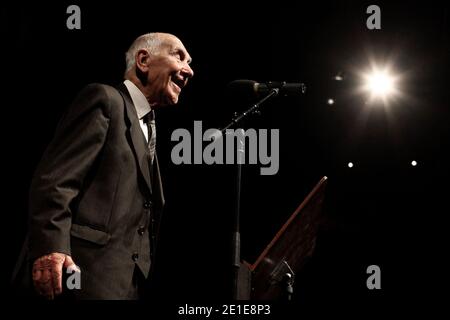 Französisch ehemaligen resistenten und ehemaligen Botschafter und Autor des Bestsellers "Indignez-vous ! Stephane Hessel hält eine Rede während einer von Mediapart organisierten Debatte über das Thema, von Tunis nach Kairo und Paris, empört zu sein, Widerstand zu leisten und zu schaffen, in Paris, Frankreich, am 07. Februar 2011. Foto von Stephane Lemouton/ABACAPRESS.COM Stockfoto
