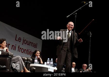 Französisch ehemaligen resistenten und ehemaligen Botschafter und Autor des Bestsellers "Indignez-vous ! Stephane Hessel hält eine Rede während einer von Mediapart organisierten Debatte über das Thema, von Tunis nach Kairo und Paris, empört zu sein, Widerstand zu leisten und zu schaffen, in Paris, Frankreich, am 07. Februar 2011. Foto von Stephane Lemouton/ABACAPRESS.COM Stockfoto