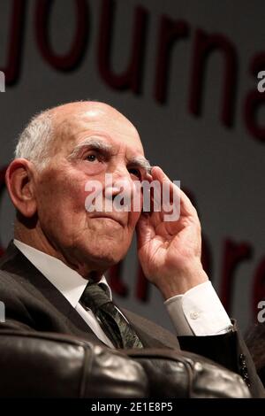Französisch ehemaligen resistenten und ehemaligen Botschafter und Autor des Bestsellers "Indignez-vous ! Stephane Hessel nimmt an einer von Mediapart organisierten Debatte über das Thema Teil, von Tunis nach Kairo und nach Paris, um empört zu sein, Widerstand zu leisten und zu schaffen, in Paris, Frankreich, am 07. Februar 2011. Foto von Stephane Lemouton/ABACAPRESS.COM Stockfoto