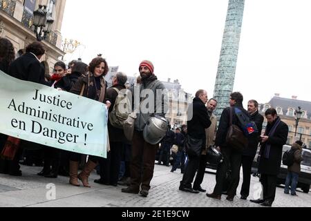 Versammlung und Streik der Verwaltungsrichter vor dem Justizministerium, Place Vendome, in Paris, Frankreich, am 09. Februar 2011. Foto von Stephane Lemouton/ABACAPRESS.COM Stockfoto