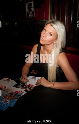 Amelie (Secret Story 4) aus der TV-Show "Les Anges de la Tele-Realite", organisiert von NRJ 12, während einer exklusiven Signing Session im Hard Rock Cafe in Paris, Frankreich, am 9. februar 2011. Foto von Nicolas Genin/ABACAPRESS.COM Stockfoto