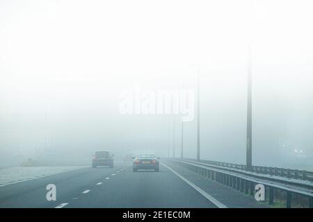 Neblige Fahrbedingungen auf dem M40 bei dichtem Nebel Stockfoto