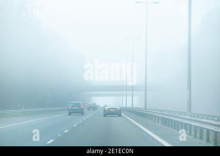 Neblige Fahrbedingungen auf dem M40 bei dichtem Nebel Stockfoto