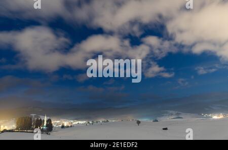 Winterlandschaft in Altopiano di Asiago nach starkem Schnee Sturm Stockfoto