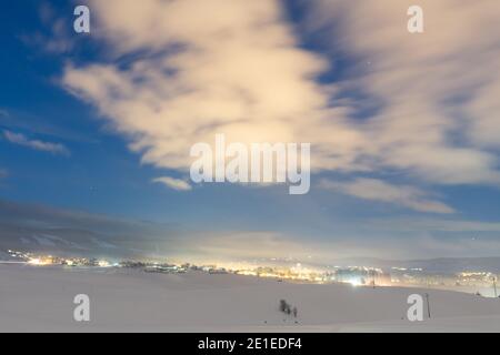 Winterlandschaft in Altopiano di Asiago nach starkem Schnee Sturm Stockfoto