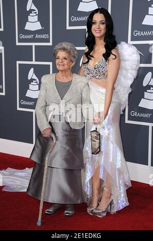 Katy Perry und ihre Großmutter Ann Hudson bei der 53. Grammy Awards, die am 13. Februar 2011 im Staples Center in Los Angeles, Kalifornien, abgehalten wurden. Foto von Lionel Hahn/ABACAPRESS.COM Stockfoto