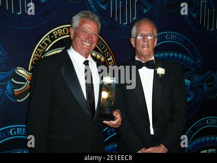 John Seale und Michael Apted bei der 'American Society of Cinematographers 25th Annual Outstanding Achievement Awards', die am 13. Februar 2011 im Hollywood & Highland Center in Hollywood, CA, USA, verliehen wurden. Foto von Tonya Wise/ABACAPRESS.COM Stockfoto