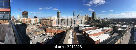 Panoramablick auf die Innenstadt von Raleigh North Carolina, die über dem trendigen Warehouse District liegt. Stockfoto