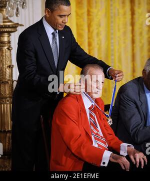 US-Präsident Barack Obama ehrt St. Louis Cardinals großen Stan Musial die 2010 Medaille der Freiheit in einer Zeremonie der East Room 15. Februar 2011 im Weißen Haus in Washington, DC. Foto von Olivier Douliery/ABACAPRESS.COM Stockfoto
