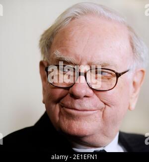 Warren Buffett nimmt an der Medaille der Freiheit 2010 in einer Zeremonie des East Room 15. Februar 2011 im Weißen Haus in Washington, DC. Foto von Olivier Douliery/ABACAPRESS.COM Stockfoto
