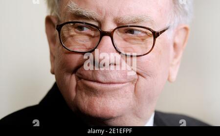 Warren Buffett nimmt an der Medaille der Freiheit 2010 in einer Zeremonie des East Room 15. Februar 2011 im Weißen Haus in Washington, DC. Foto von Olivier Douliery/ABACAPRESS.COM Stockfoto