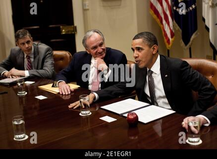 US-Bildungsminister Arne Duncan (L) und Senator Tom Harkin (D-IA) (C) hören zu, wie Präsident Barack Obama nach einem Treffen im Roosevelt Room in Washington, DC, USA am 17. Februar 2011 spricht. Obama traf sich mit Gesetzgebern und Regierungsbeamten, um den Gesetz über die Grundbildung und die Sekundarbildung zu diskutieren. Foto von Brendan Smialowski/Bloomberg News/ABACAPRESS.COM Stockfoto