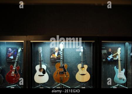 Versteigerung von Eric Claptons Gitarren und Amps zum Vorteil des Crossroads Centers. Von links nach rechts: Artikel 51: A 2001 Gibson es-335, 12,000 €/ 15,000 € Artikel 15: A 2004 Martin 000-EHF Bellezza Bianca Artikel 74: A 1948 Gibson L-5P, 20,000 €/ 30,000 €. Artikel 14 : A 2005 Zemaitis Custom Acoustic, 9,000 €/ 12,000 € Artikel 138 : A 2008 Fender Stratocaster Eric Clapton Signature Model, 20,000 €/ 30,000 €. Los Angeles, CA, USA, 17. Februar 2011. Foto von Lionel Hahn/ABACAPRESS.COM Stockfoto