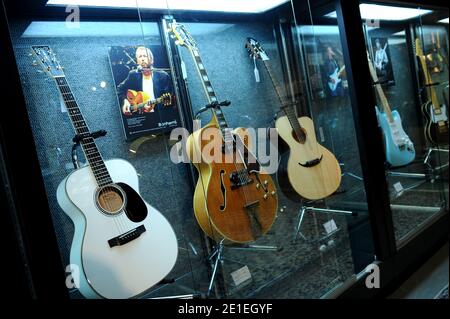 Versteigerung von Eric Claptons Gitarren und Amps zum Vorteil des Crossroads Centers. Pos. 15 : A 2004 Martin 000-EHF Bellezza Bianca Pos. 74 : A 1948 Gibson L-5P, 20,000 USD/30,000 USD. Artikel 14 : A 2005 Zemaitis Custom Acoustic, 9,000 €/ 12,000 € Artikel 138 : A 2008 Fender Stratocaster Eric Clapton Signature Model, 20,000 €/ 30,000 €. Los Angeles, CA, USA, 17. Februar 2011. Foto von Lionel Hahn/ABACAPRESS.COM Stockfoto
