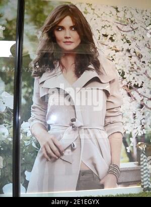 Die US-Schauspielerin Katie Holmes tritt am 17. Februar 2011 im Geschäft Ann Taylor auf der Fifth Avenue in New York, NY, USA auf. Katie Holmes ist das neue Gesicht der amerikanischen Marke Ann Taylor, die Zusammenarbeit zwischen den beiden bei der Frühjahrs-Werbekampagne des Einzelhändlers (wo Holmes Heidi Klum ersetzt) scheint wie eine solide Partnerschaft. Foto von Charles Guerin/ABACAPRESS.COM Stockfoto