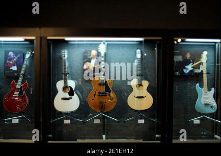 Versteigerung von Eric Claptons Gitarren und Amps zum Vorteil des Crossroads Centers. Von links nach rechts: Artikel 51: A 2001 Gibson es-335, 12,000 €/ 15,000 € Artikel 15: A 2004 Martin 000-EHF Bellezza Bianca Artikel 74: A 1948 Gibson L-5P, 20,000 €/ 30,000 €. Artikel 14 : A 2005 Zemaitis Custom Acoustic, 9,000 €/ 12,000 € Artikel 138 : A 2008 Fender Stratocaster Eric Clapton Signature Model, 20,000 €/ 30,000 €. Los Angeles, CA, USA, 17. Februar 2011. Foto von Lionel Hahn/ABACAPRESS.COM Stockfoto