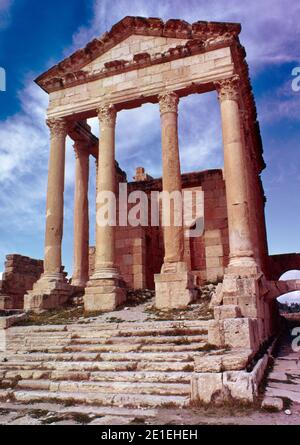 Die archäologische Stätte von Sbeitla in Nord-Zentral-Tunesien. Römische Ruinen von Sufetula, die am besten erhaltenen römischen Forum Tempel in Tunesien. Tempel des Jupiter. Archivscan von einem Dia. April 1976. Stockfoto