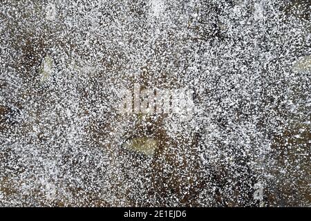 Verschwommener Hintergrund aus Luftblasen unter gefrorenem Wasser Winter Stockfoto