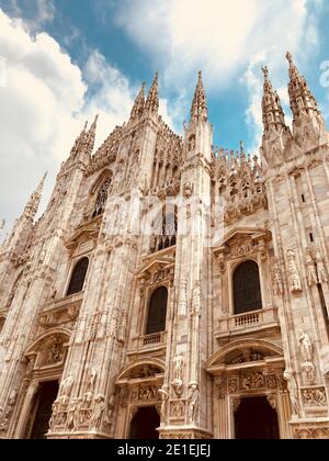 Kathedrale Duomo in Mailand. 8. Juni 2018. Blauer Himmel Stockfoto