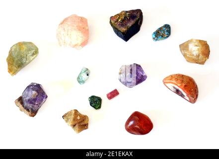 Sammlung von verschiedenen bunten Mineralien in Russland gefunden. Stockfoto