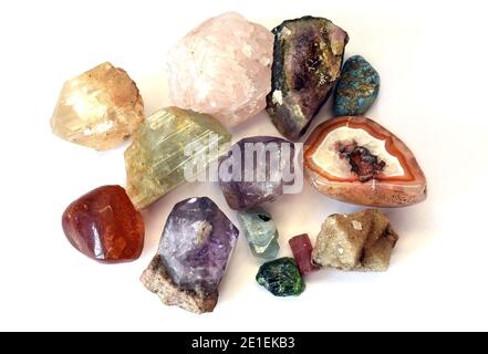 Sammlung von verschiedenen bunten Mineralien in Russland gefunden. Stockfoto