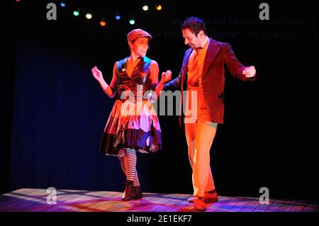 Emma de Caunes und Romain Apelbaum spielen am 21. Februar 2011 Pierre Nottes neues Stück "Pour l'amour de Gerard Philipe" im Theater La Bruyere in Paris, Frankreich. Foto von Nicolas Briquet/ABACAPRESS.COM Stockfoto