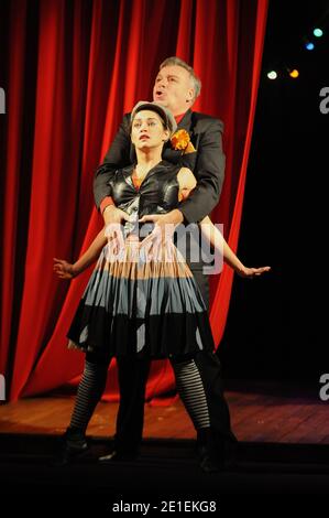 Emma de Caunes und Bernard Alane spielen am 21. Februar 2011 Pierre Nottes neues Stück "Pour l'amour de Gerard Philipe" im Theater La Bruyere in Paris, Frankreich. Foto von Nicolas Briquet/ABACAPRESS.COM Stockfoto