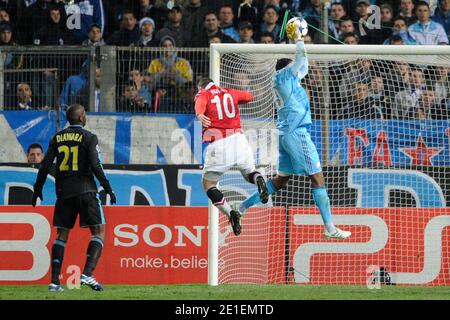 Steve Mandanda von Marseille kämpft gegen Wayne Rooney von Manchester United während des Champions League 1/8 Final Soccer Matches, Olympique de Marseille gegen Manchester United am 23. Februar 2011 im Velodrome-Stadion in Marseille, Frankreich. Das Spiel endete in einem Unentschieden von 0-0. Foto von Henri Szwarc/ABACAPRESS.COM Stockfoto