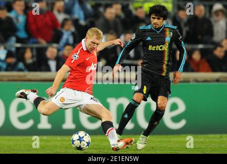 Paul Scholes von Manchester United tritt am 23. Februar 2011 beim UEFA Champions League 1/8 Final Soccer Match Olympique de Marseille gegen Manchester United im Stade Velodrome in Marseille, Frankreich, gegen OM's Lucho Gonzalez an. Das Spiel endete in einem Unentschieden von 0-0. Foto von Christian Liewig/ABACAPRESS.COM Stockfoto