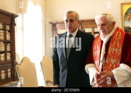 Papst Benedikt XVI. Traf am 24. Februar 2011 im Vatikan den libanesischen Präsidenten Michel Suleiman. FOTO von ABACAPRESS.COM Stockfoto