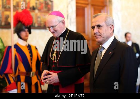 Papst Benedikt XVI. Traf am 24. Februar 2011 im Vatikan den libanesischen Präsidenten Michel Suleiman. FOTO von ABACAPRESS.COM Stockfoto