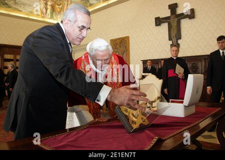 Papst Benedikt XVI. Traf am 24. Februar 2011 im Vatikan den libanesischen Präsidenten Michel Suleiman. FOTO von ABACAPRESS.COM Stockfoto