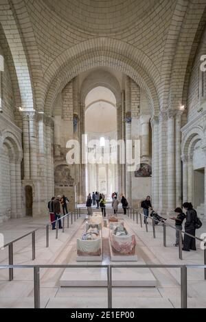 Fontevraud, Frankreich 10. Mai 2013 : Innenansicht des Kirchenschiffs der Abtei Fontevraud mit dem Grab von Richard I. von England und Isabella von Angoulême Stockfoto