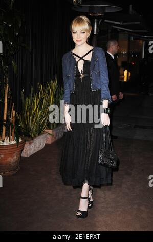 Emma Stone kommt am 26. Februar 2011 im Chanel und Charles Finch Pre-Oscar Dinner im Madeo Restaurant in Los Angeles, CA, USA an. Foto von Mehdi Taamallah/ABACAPRESS.COM Stockfoto