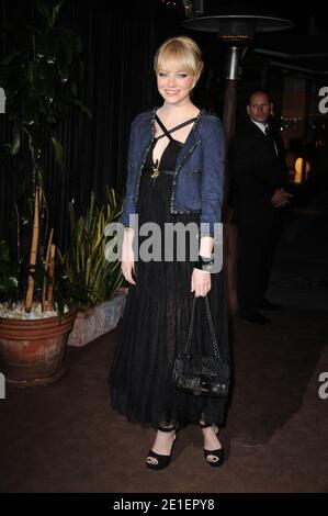 Emma Stone kommt am 26. Februar 2011 im Chanel und Charles Finch Pre-Oscar Dinner im Madeo Restaurant in Los Angeles, CA, USA an. Foto von Mehdi Taamallah/ABACAPRESS.COM Stockfoto