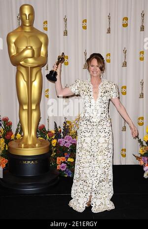 Oscar-Preisträgerin Melissa Leo posiert im Presseraum mit ihrem Oscar als beste Schauspielerin in einer Nebenrolle für "The Fighter" bei den 83. Annual Academy Awards, die am 27. Februar 2011 im Kodak Theater in Los Angeles, CA, USA, stattfinden. Foto von Lionel Hahn/ABACAUSA.COM Stockfoto